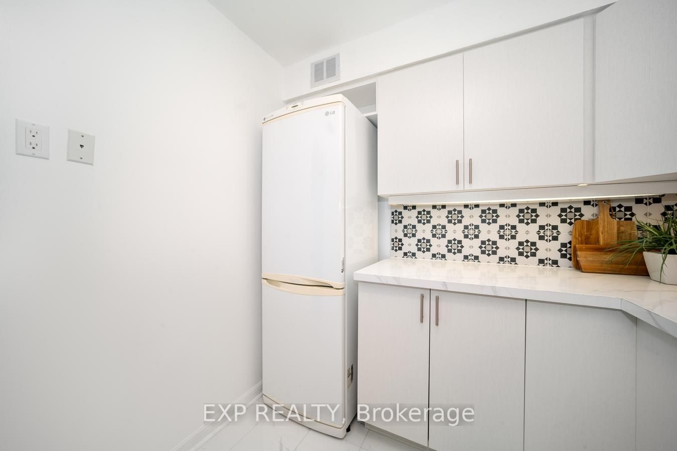 50 Eglinton Ave W, #1110