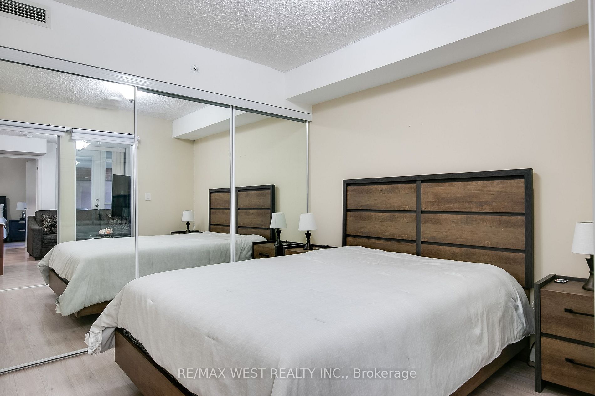 800 Lawrence Ave W, #401