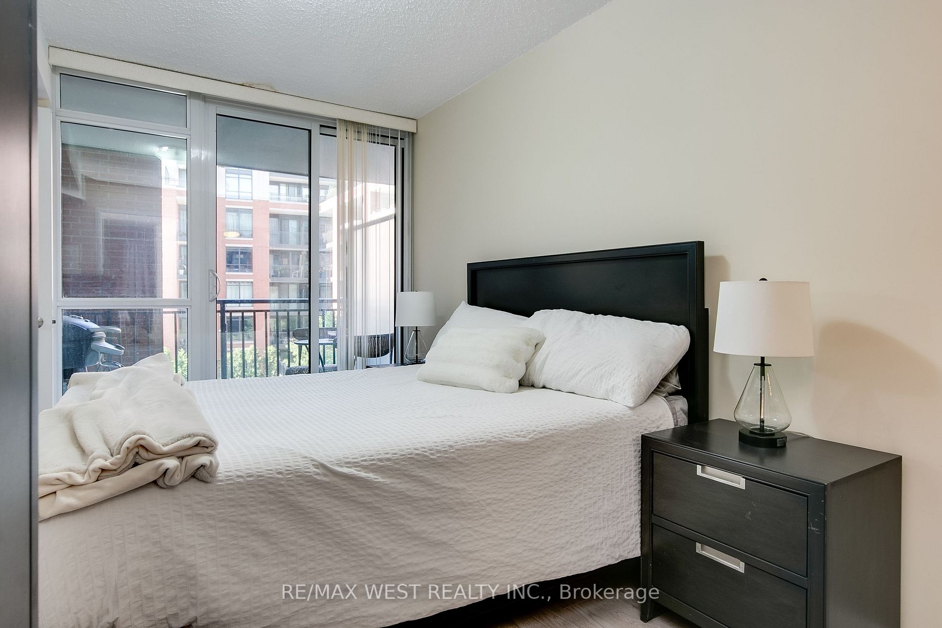 800 Lawrence Ave W, #401