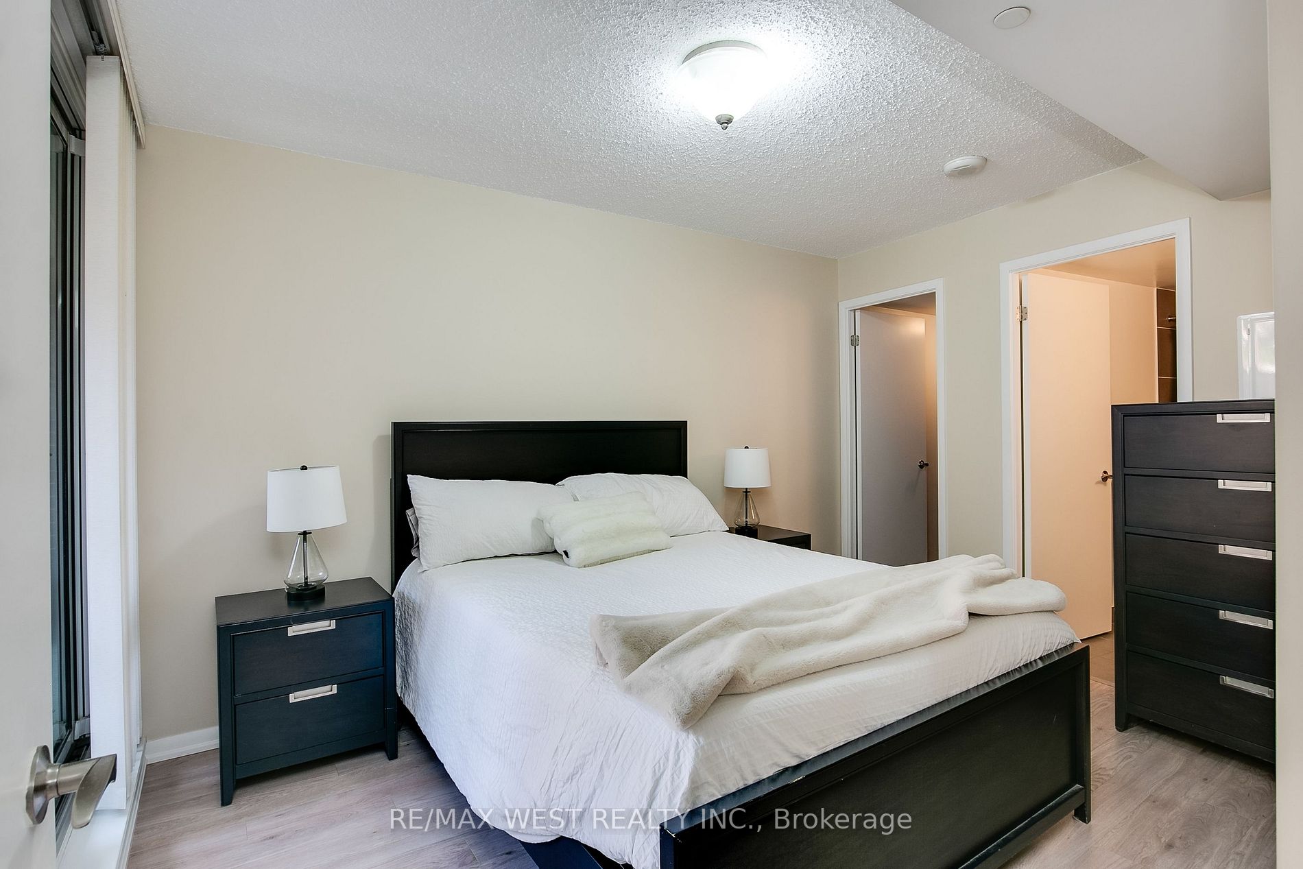 800 Lawrence Ave W, #401