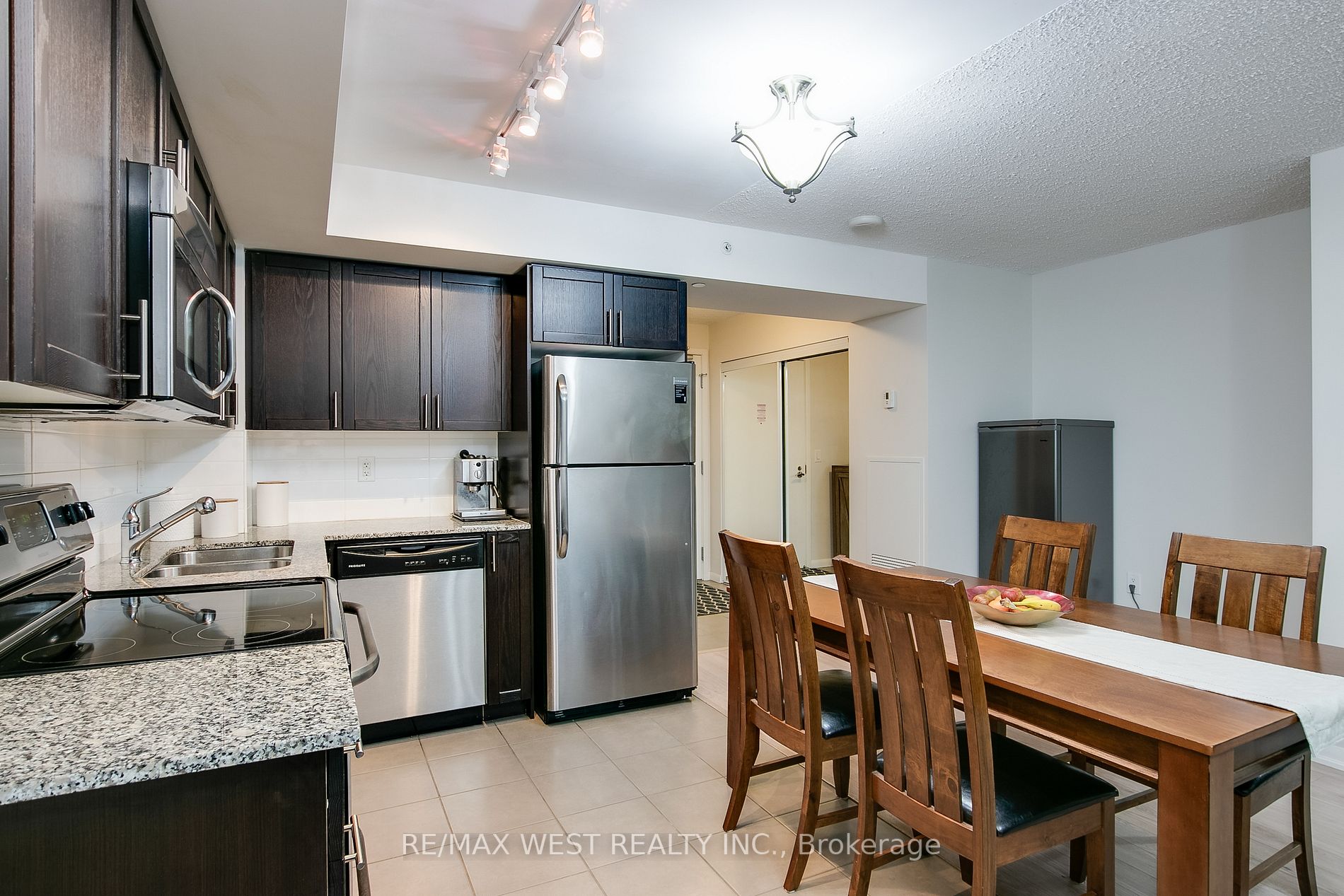 800 Lawrence Ave W, #401