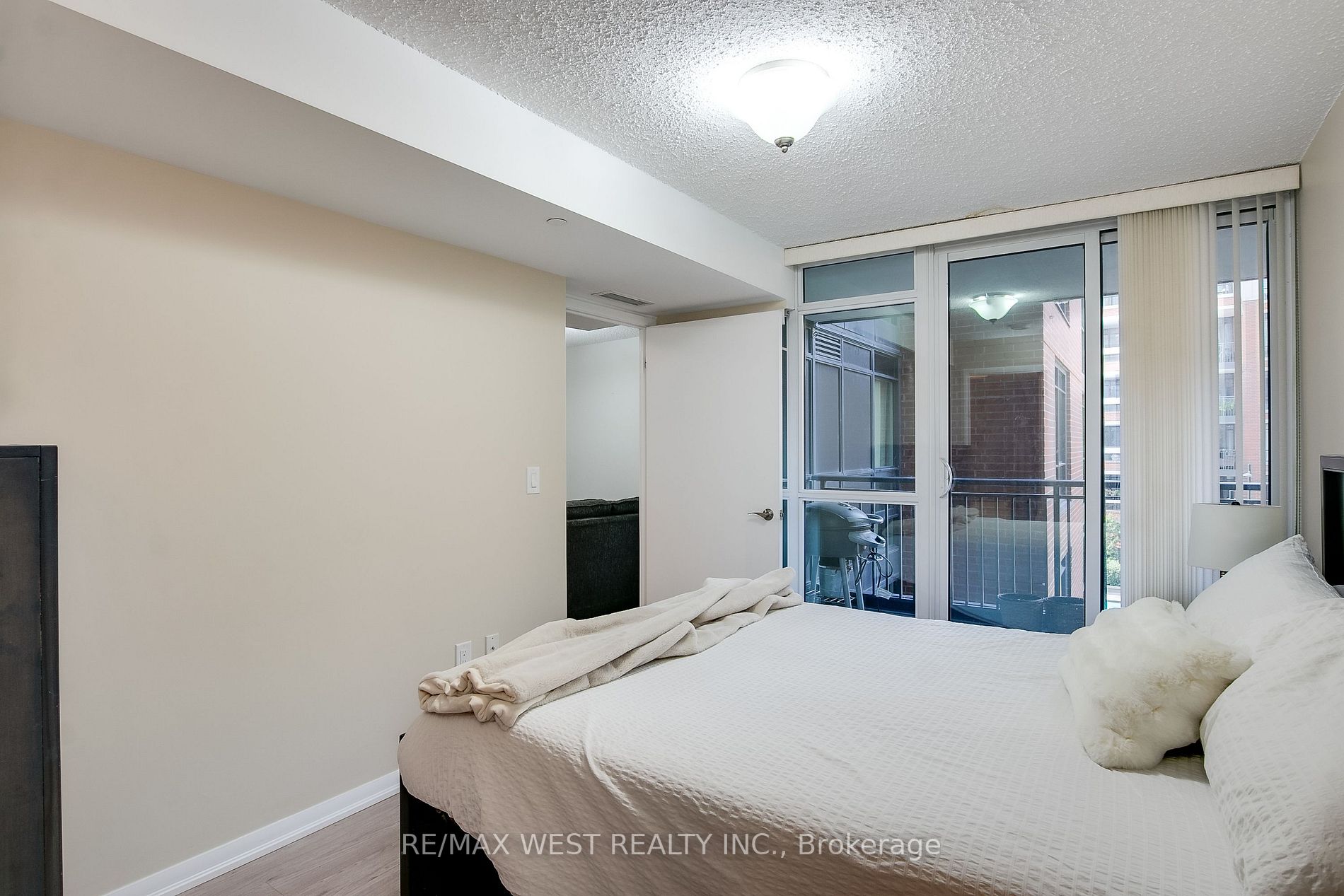 800 Lawrence Ave W, #401