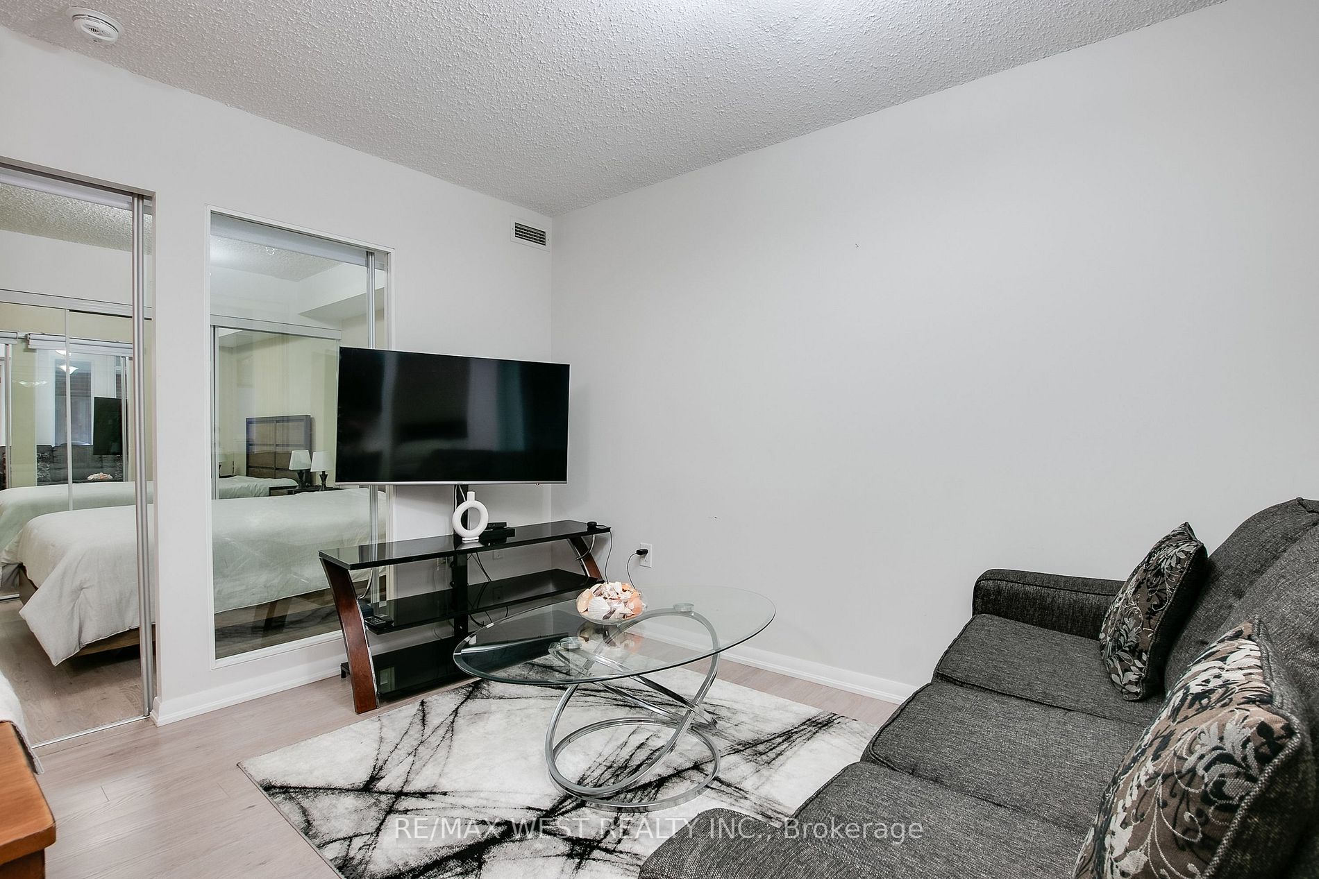 800 Lawrence Ave W, #401