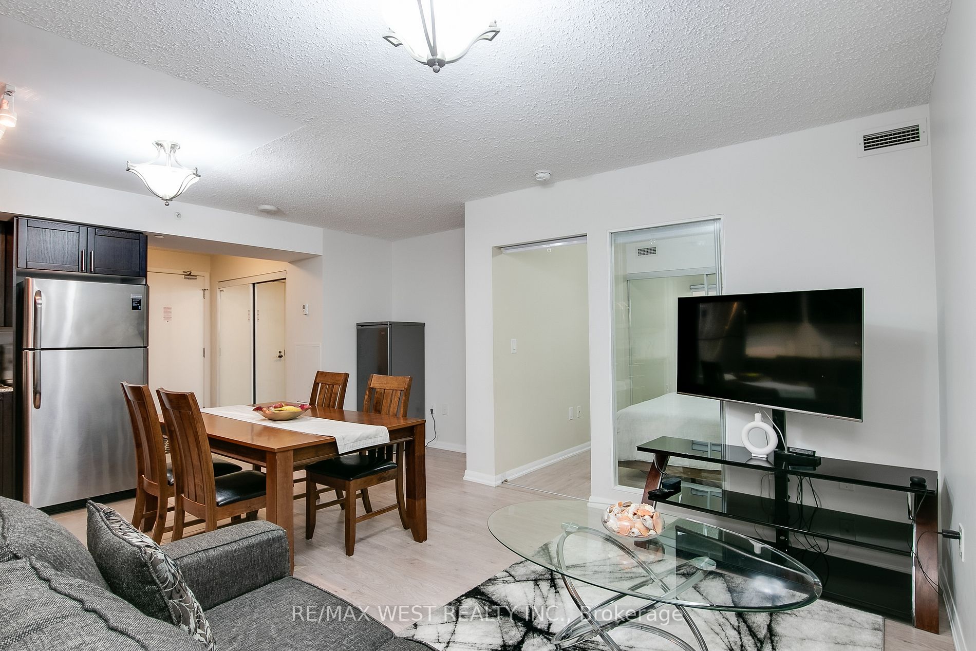 800 Lawrence Ave W, #401