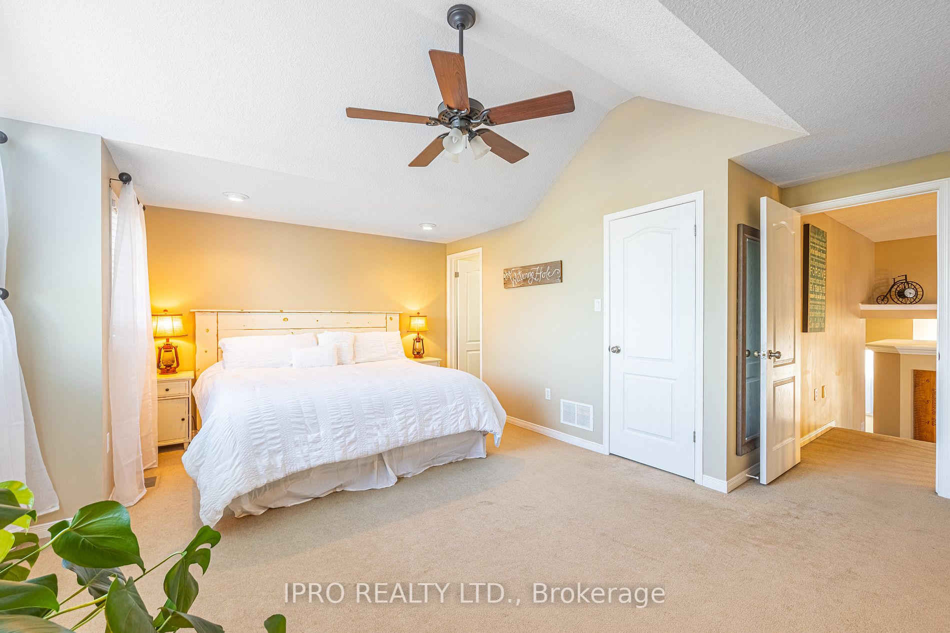 47 Cameron Cres