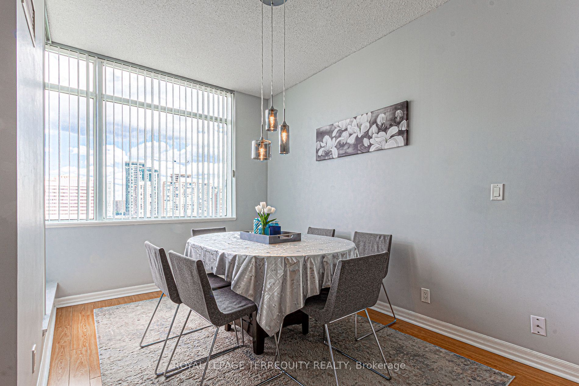 220 Burnhamthorpe Rd W, #905