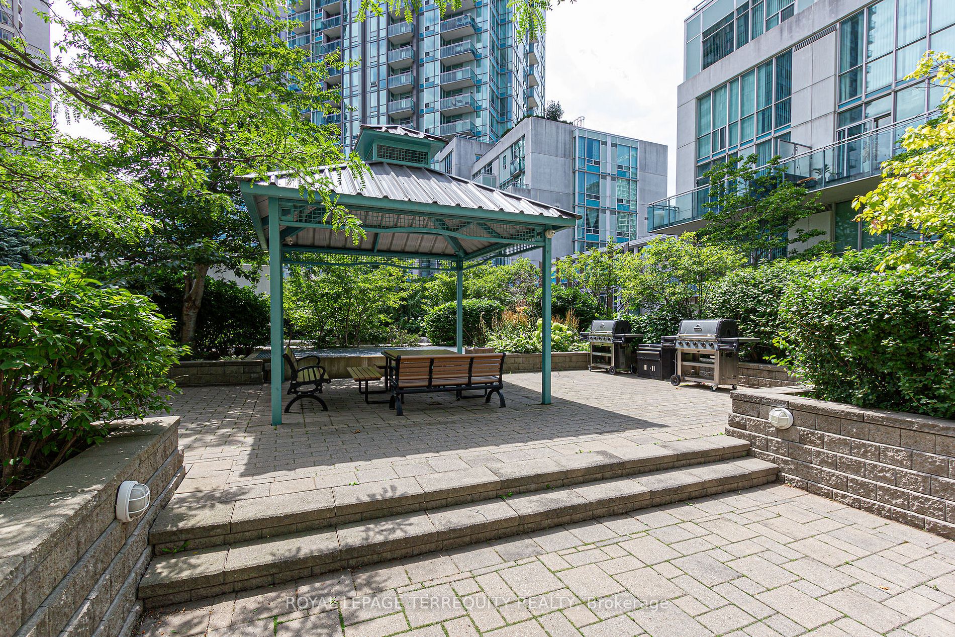 220 Burnhamthorpe Rd W, #905