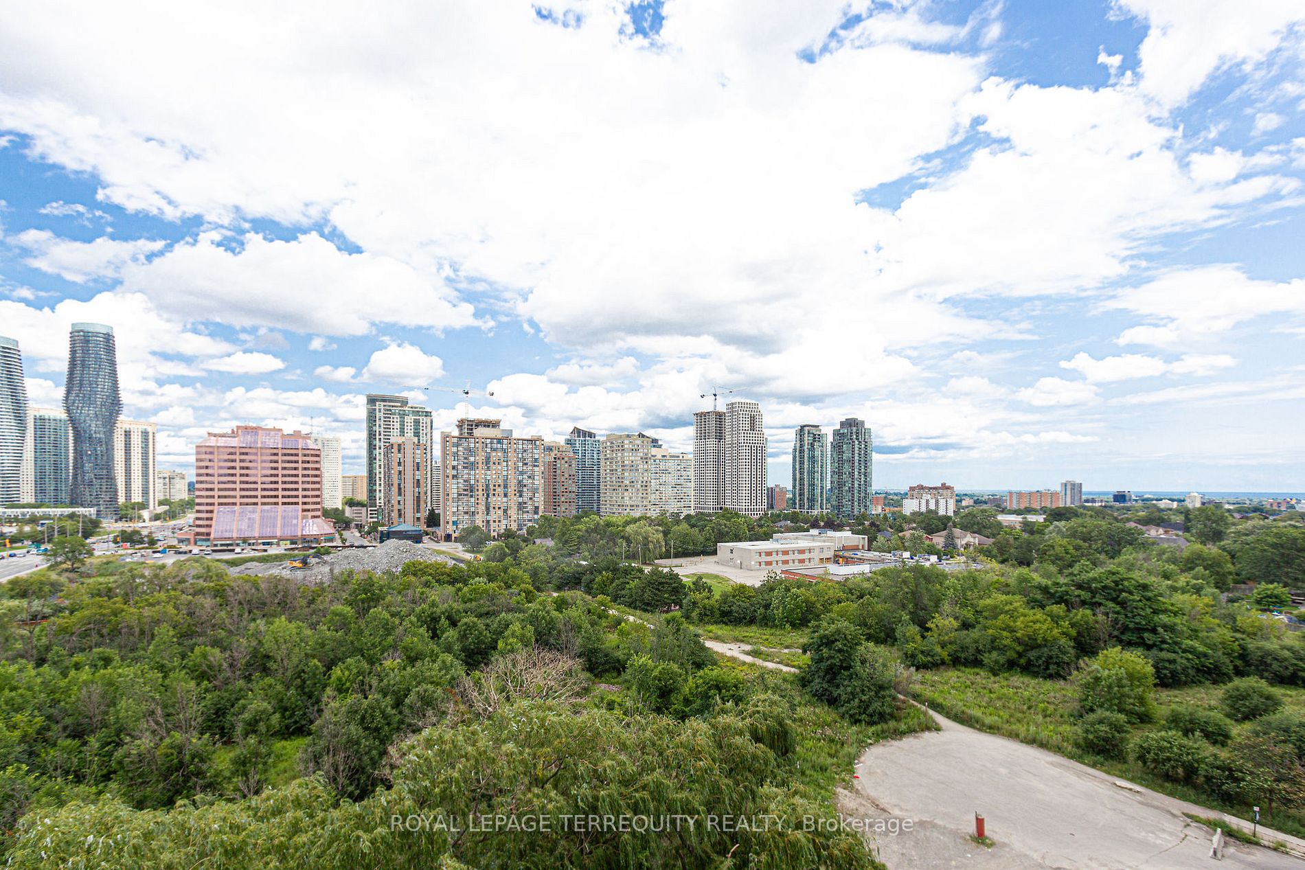 220 Burnhamthorpe Rd W, #905