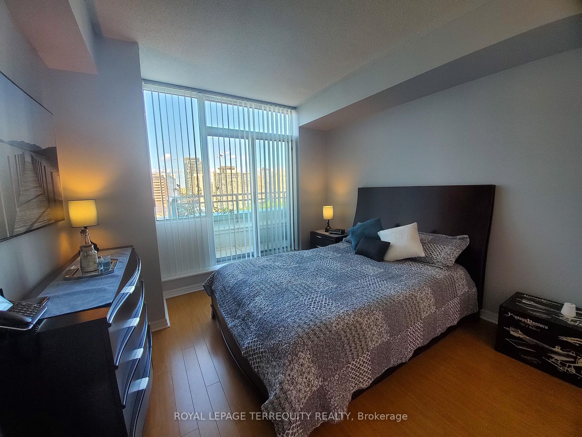 220 Burnhamthorpe Rd W, #905