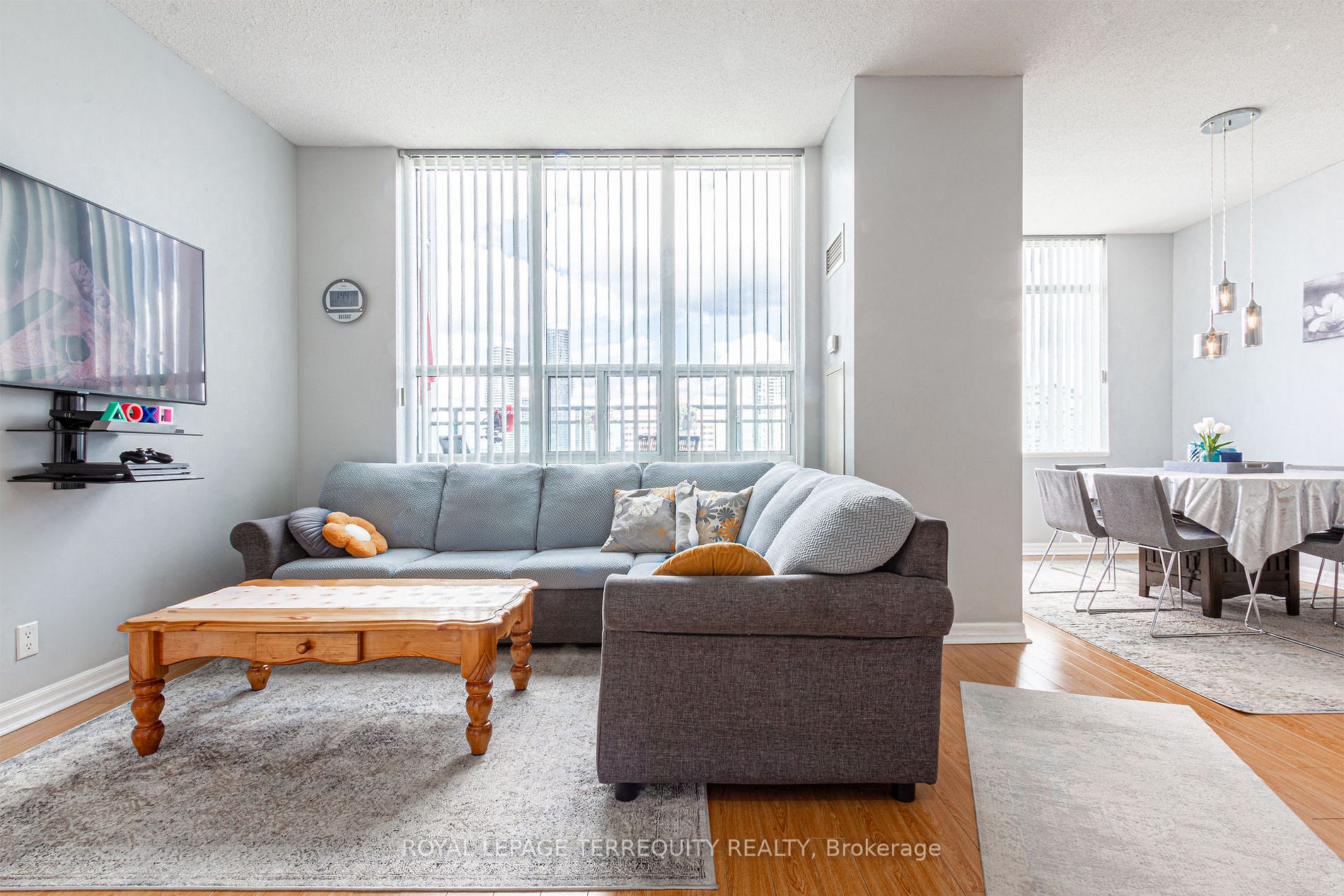 220 Burnhamthorpe Rd W, #905