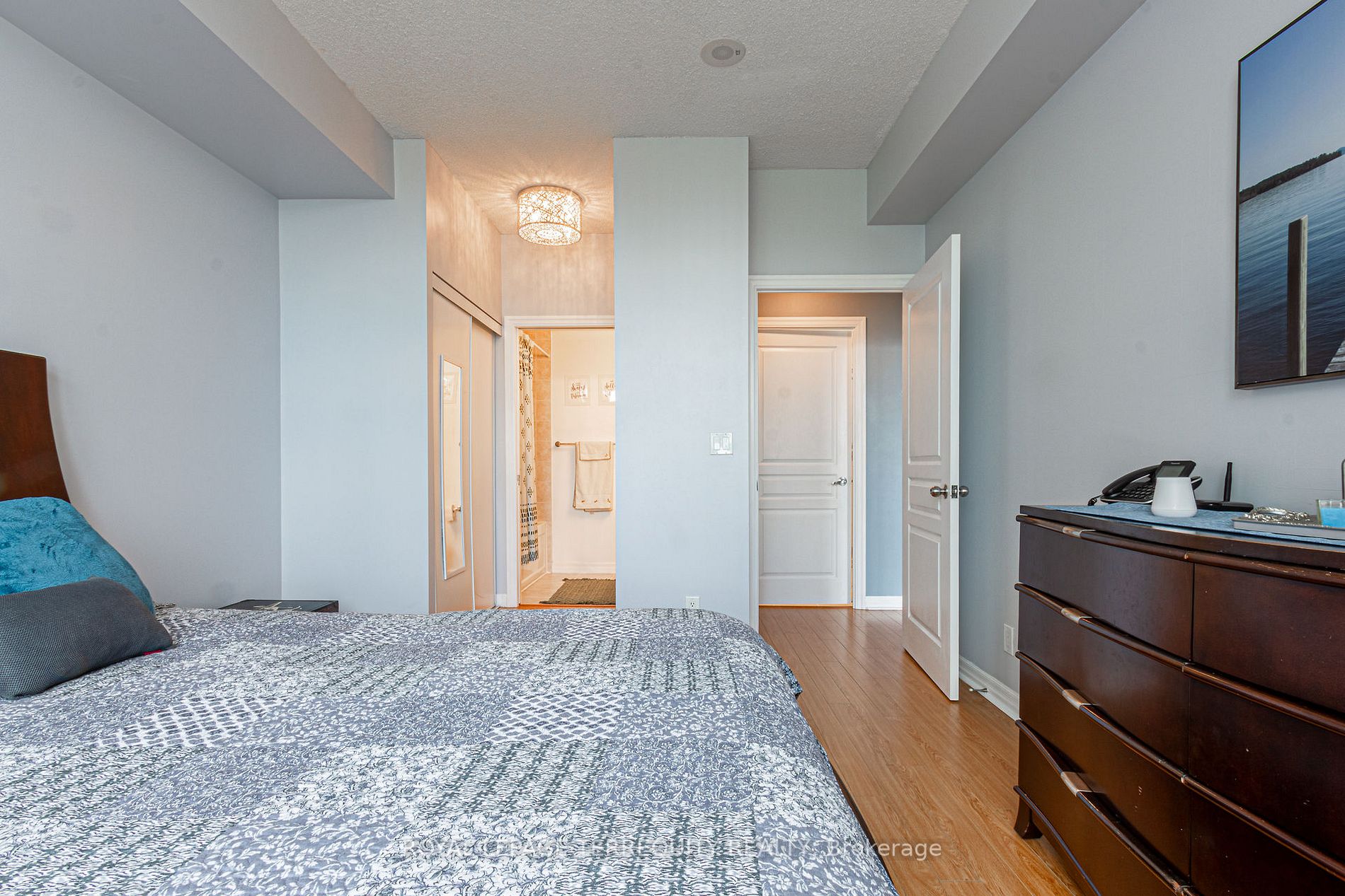 220 Burnhamthorpe Rd W, #905