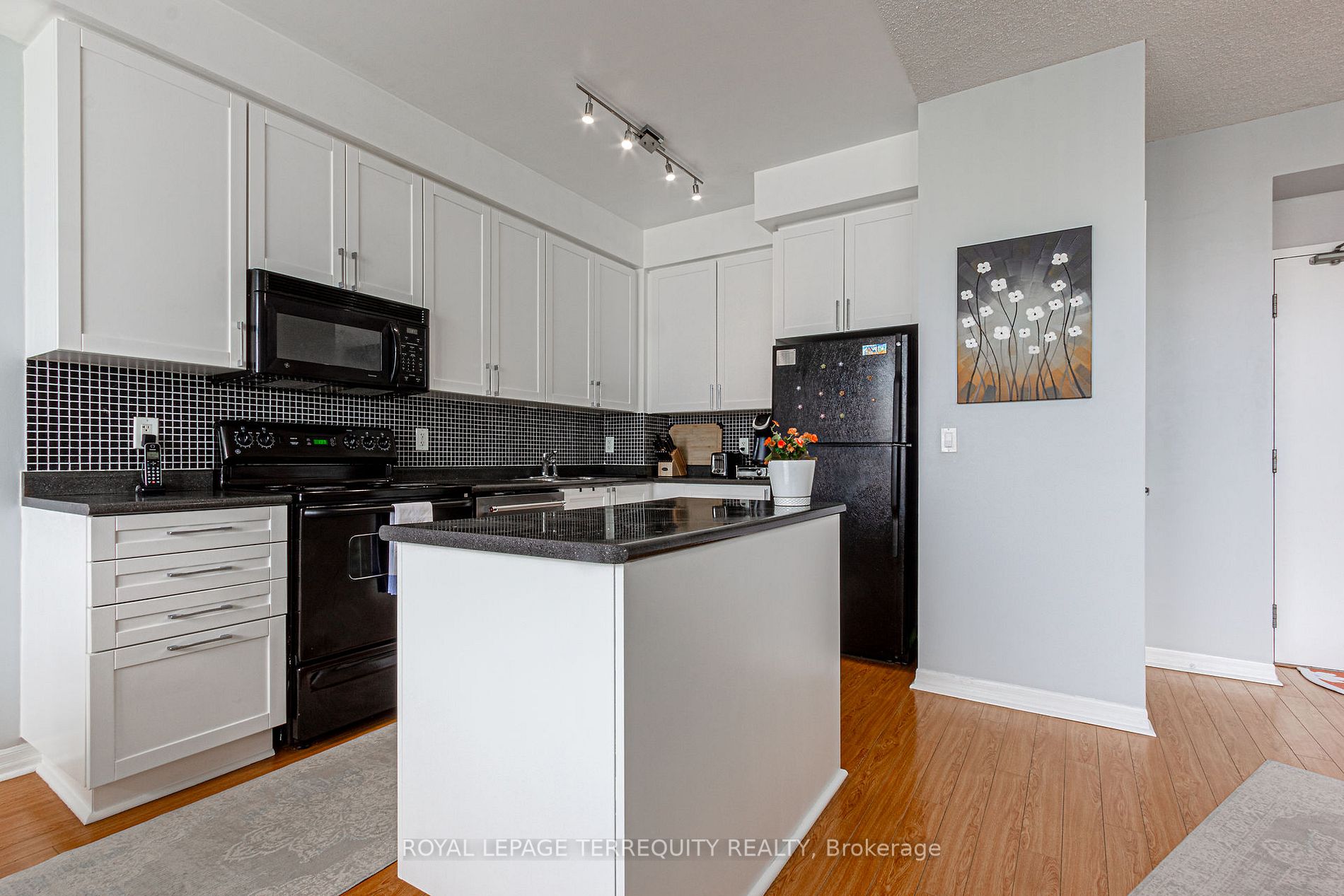 220 Burnhamthorpe Rd W, #905
