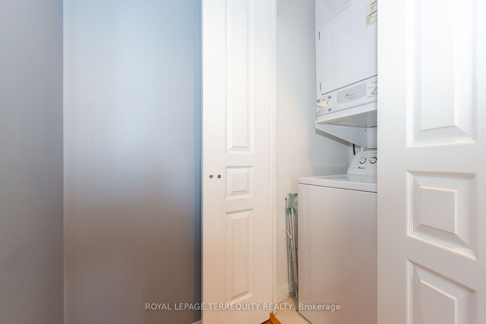 220 Burnhamthorpe Rd W, #905