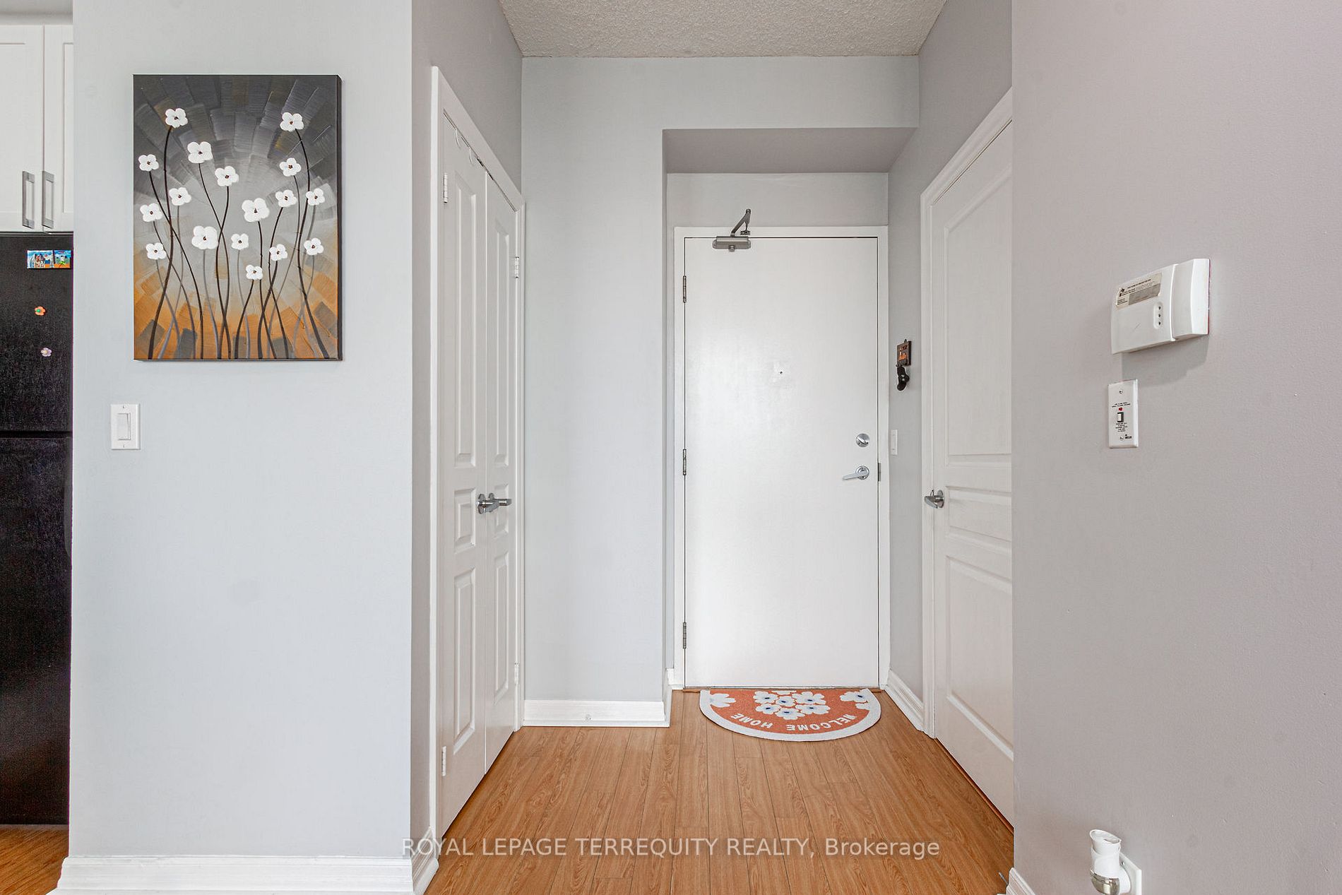 220 Burnhamthorpe Rd W, #905