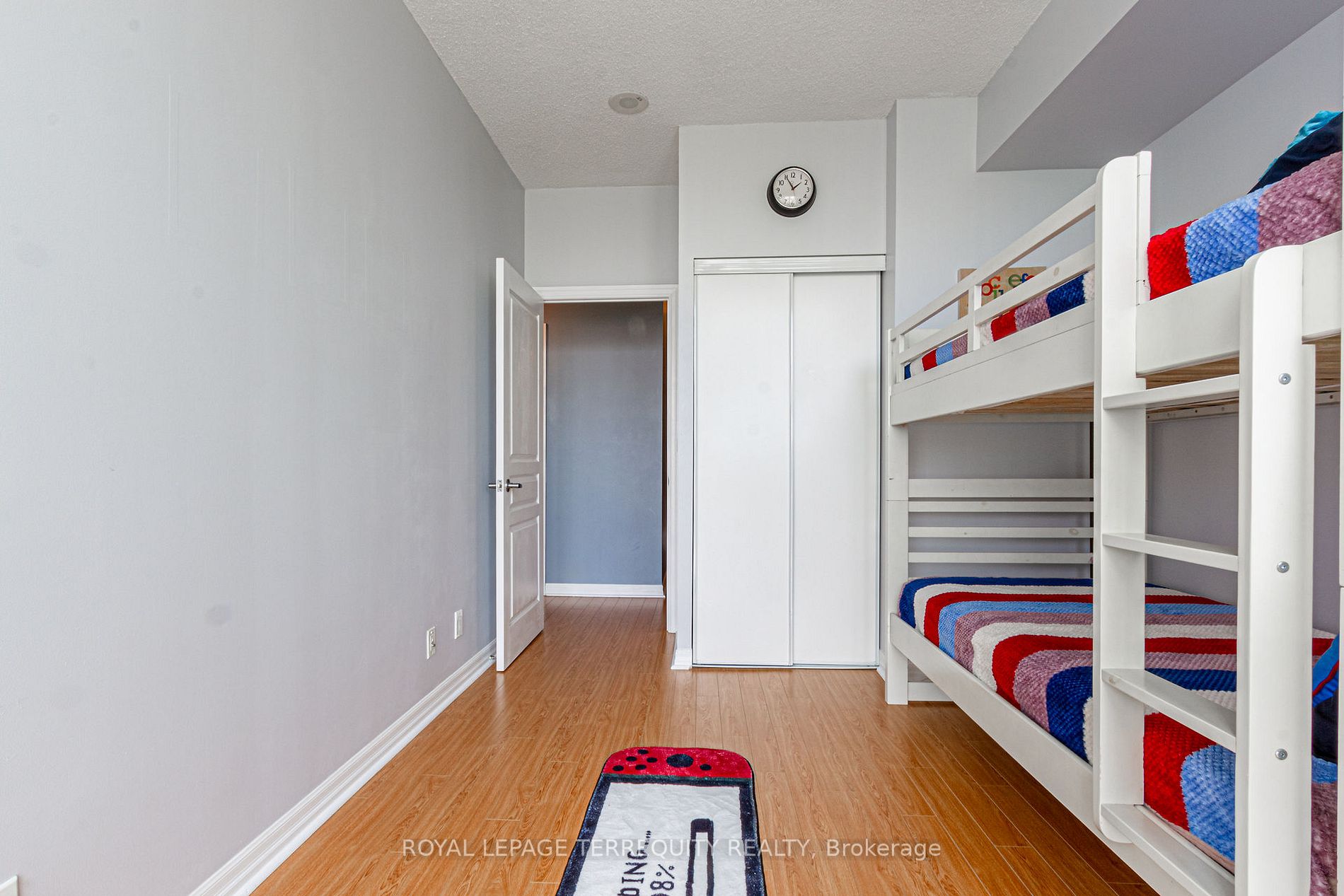 220 Burnhamthorpe Rd W, #905