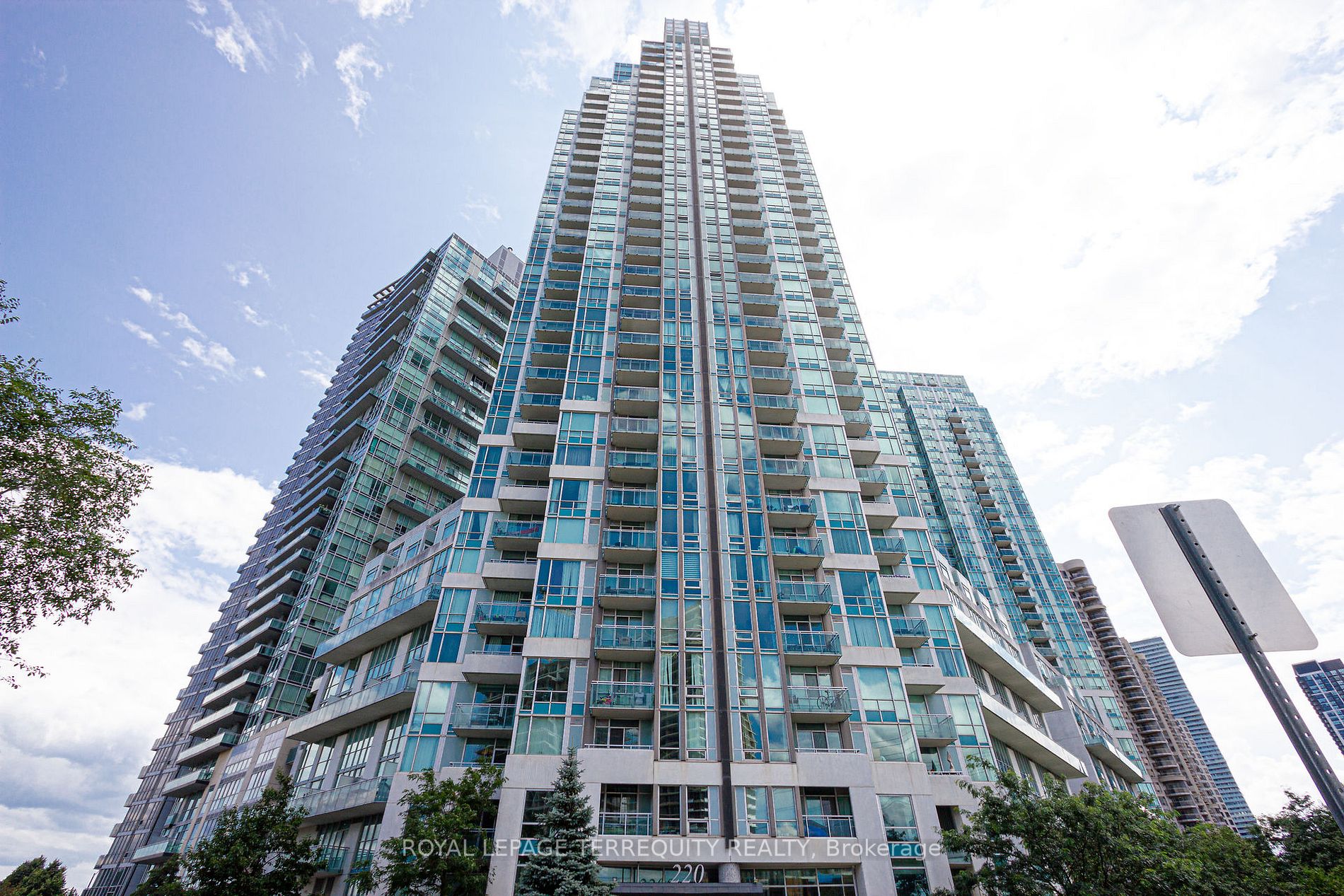 220 Burnhamthorpe Rd W, #905