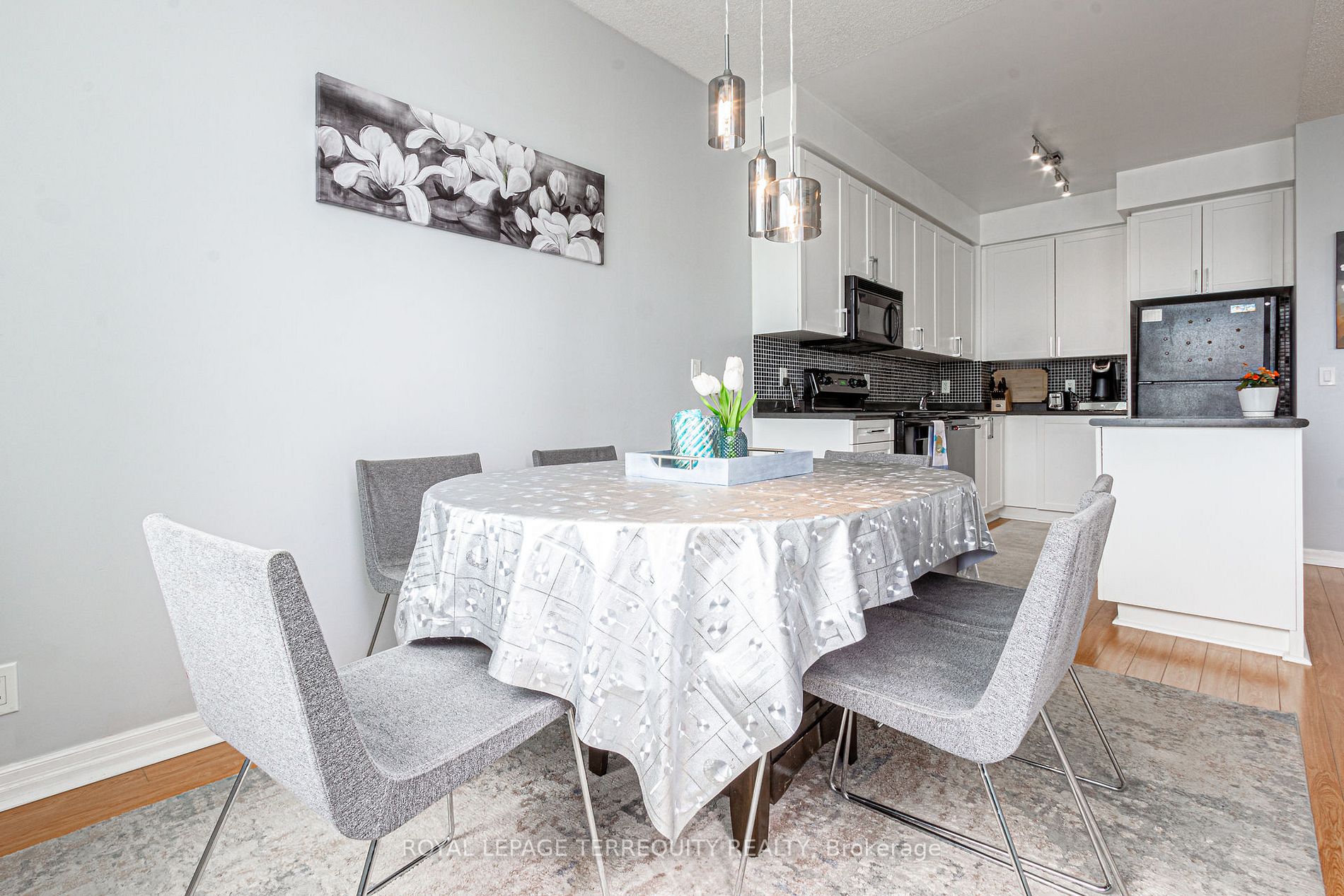 220 Burnhamthorpe Rd W, #905