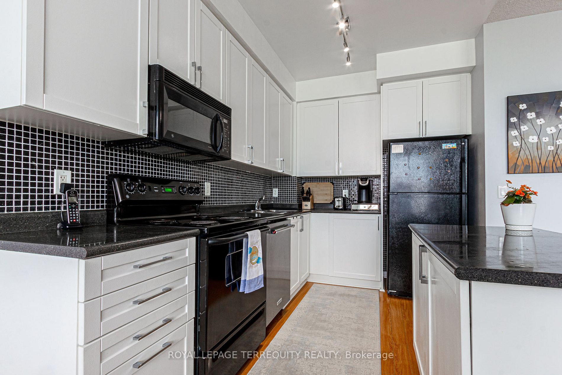 220 Burnhamthorpe Rd W, #905