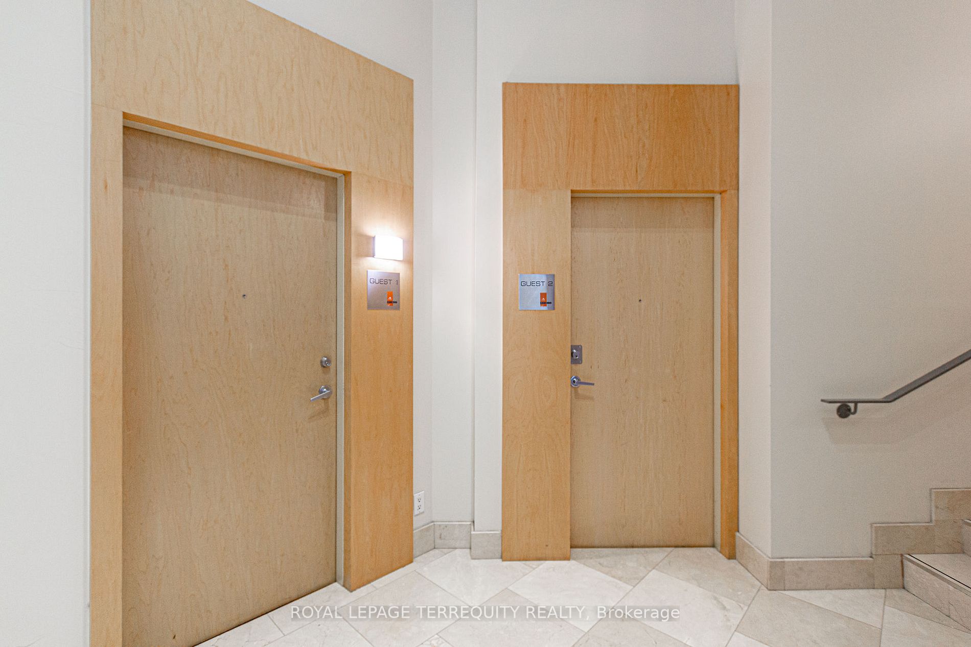 220 Burnhamthorpe Rd W, #905