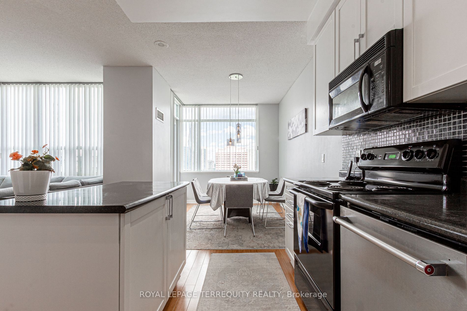220 Burnhamthorpe Rd W, #905