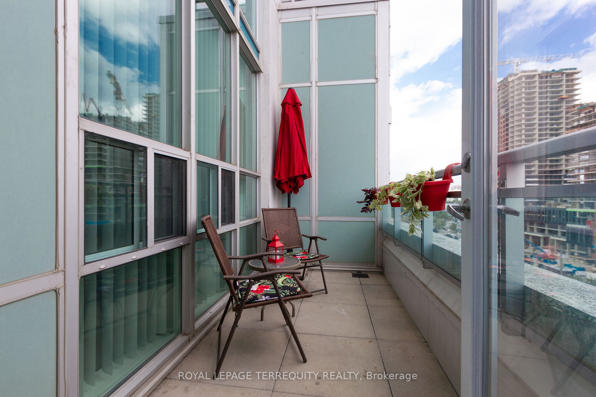 220 Burnhamthorpe Rd W, #905