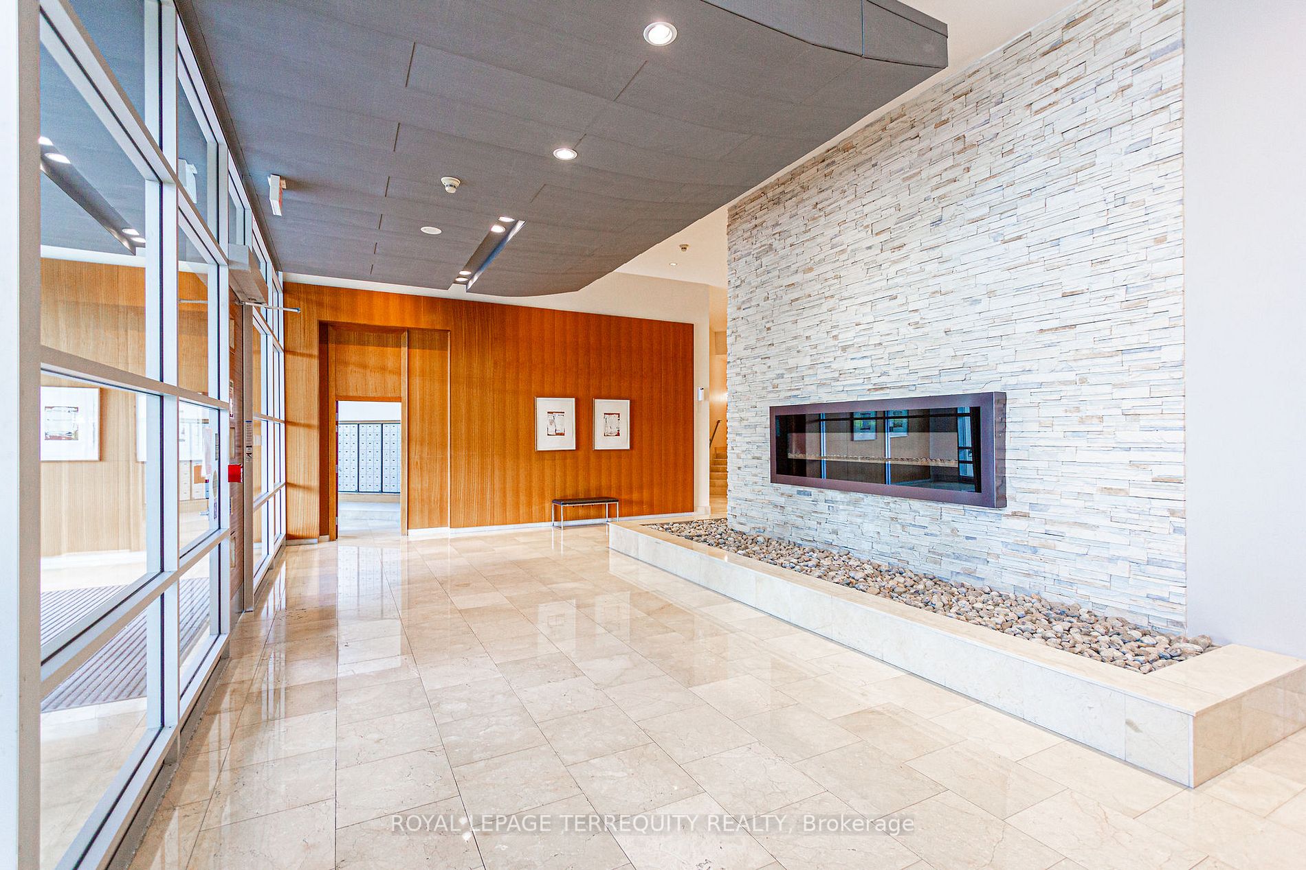 220 Burnhamthorpe Rd W, #905