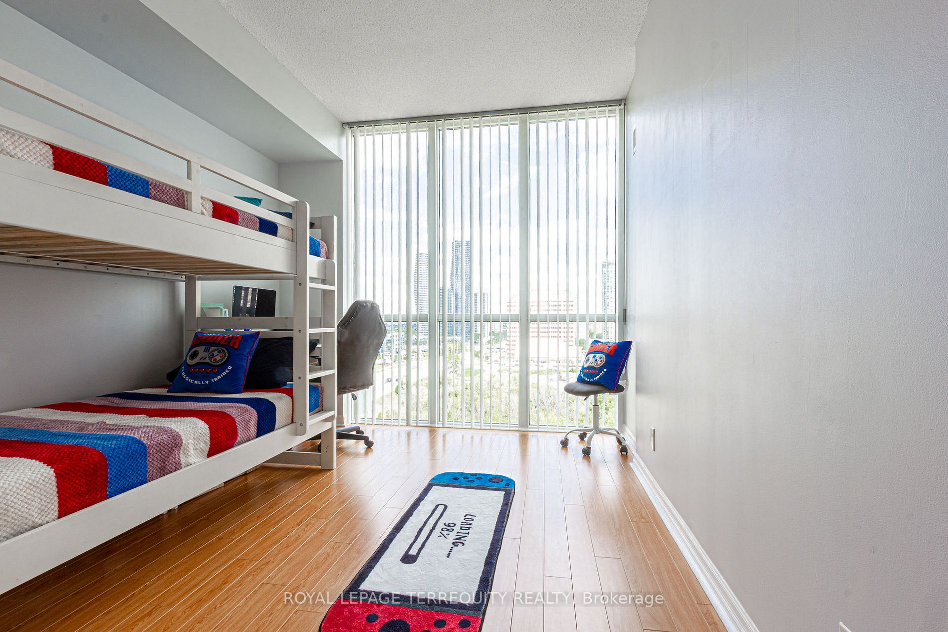 220 Burnhamthorpe Rd W, #905