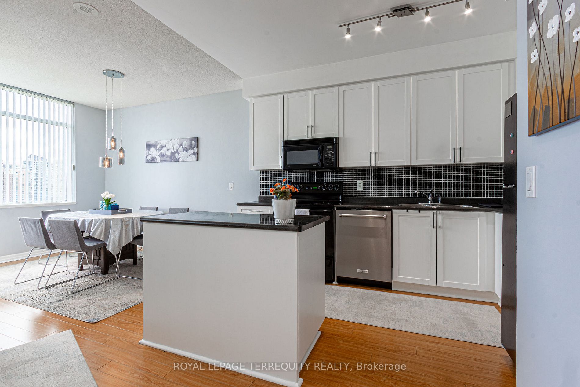 220 Burnhamthorpe Rd W, #905