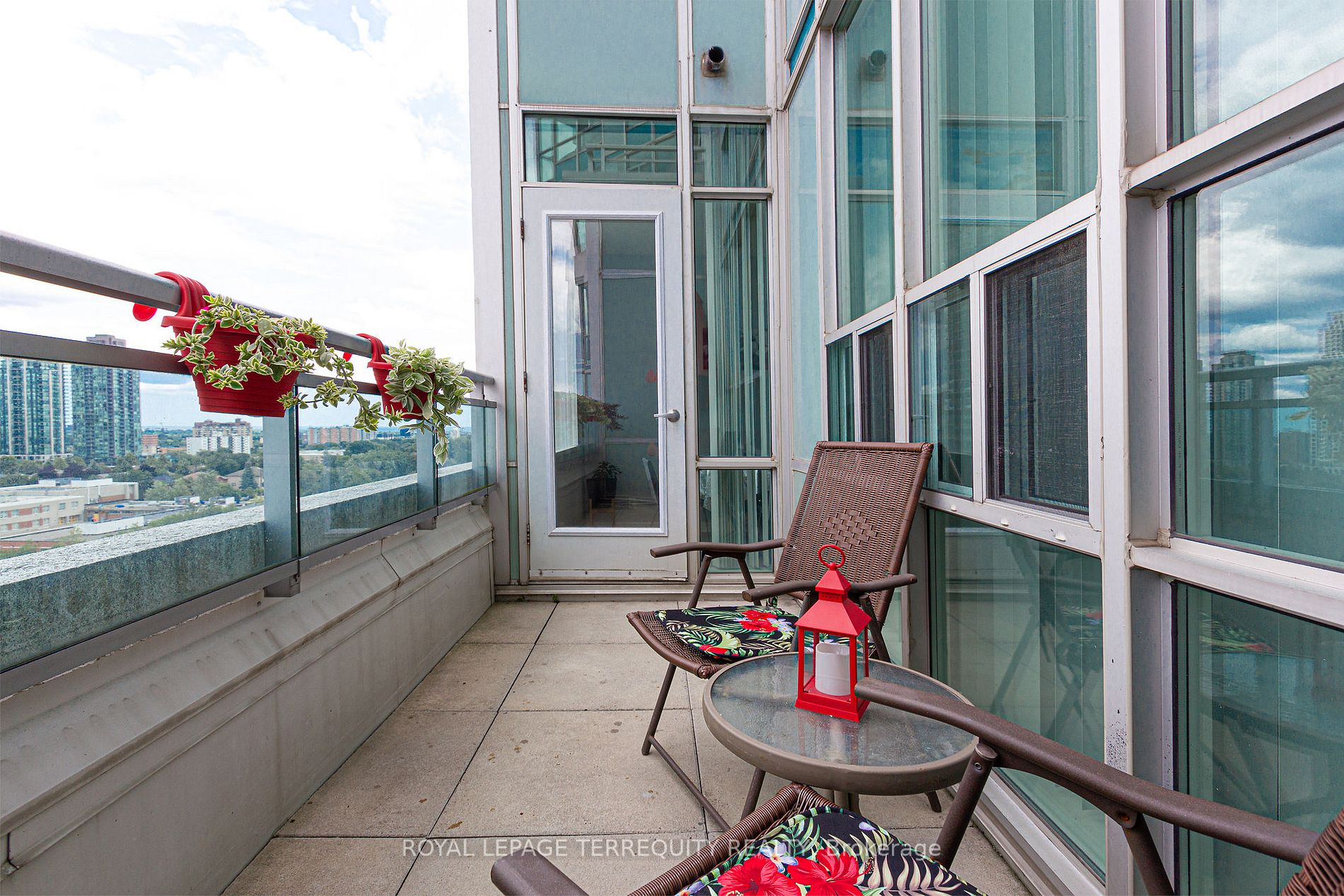 220 Burnhamthorpe Rd W, #905