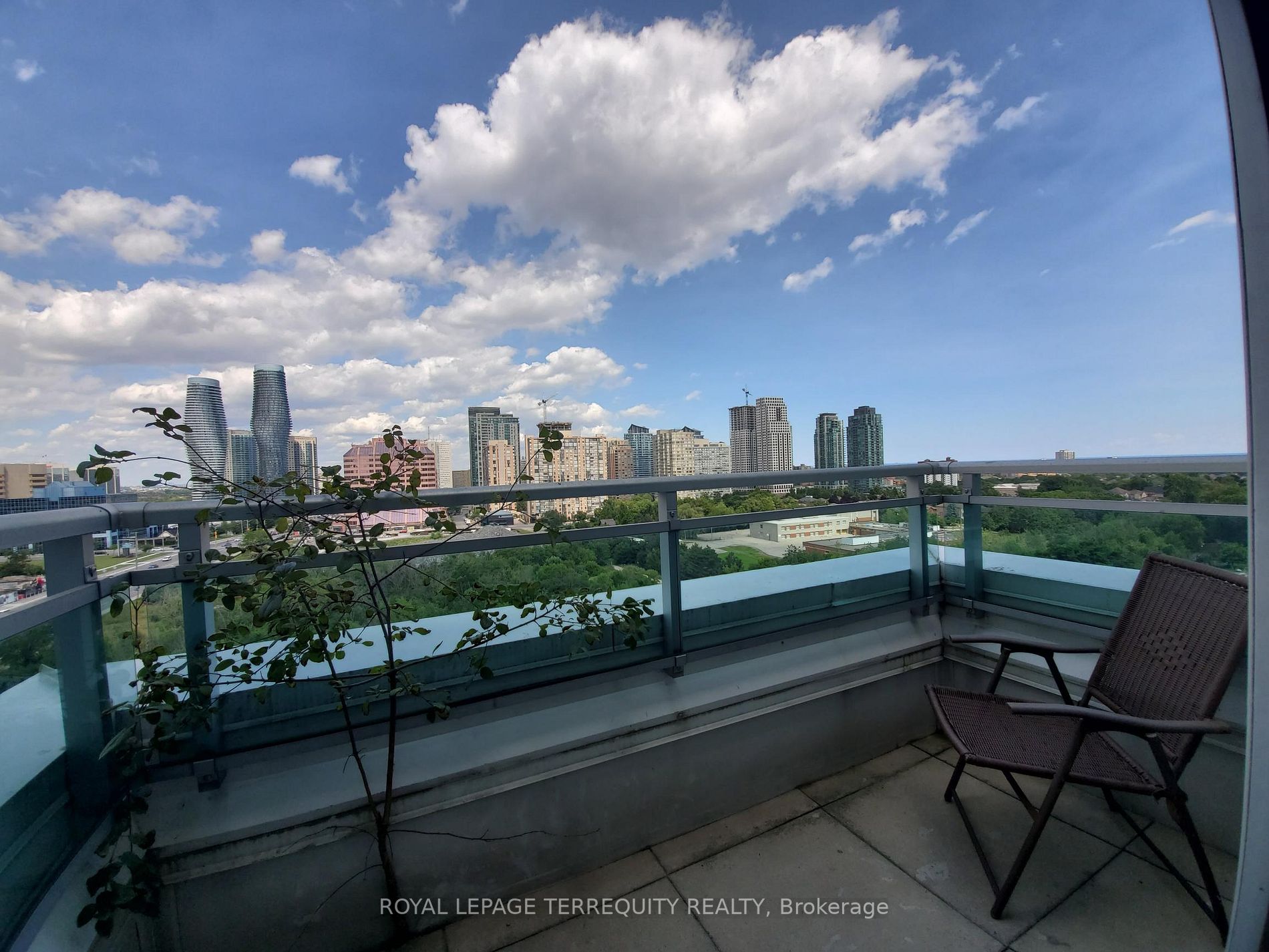 220 Burnhamthorpe Rd W, #905