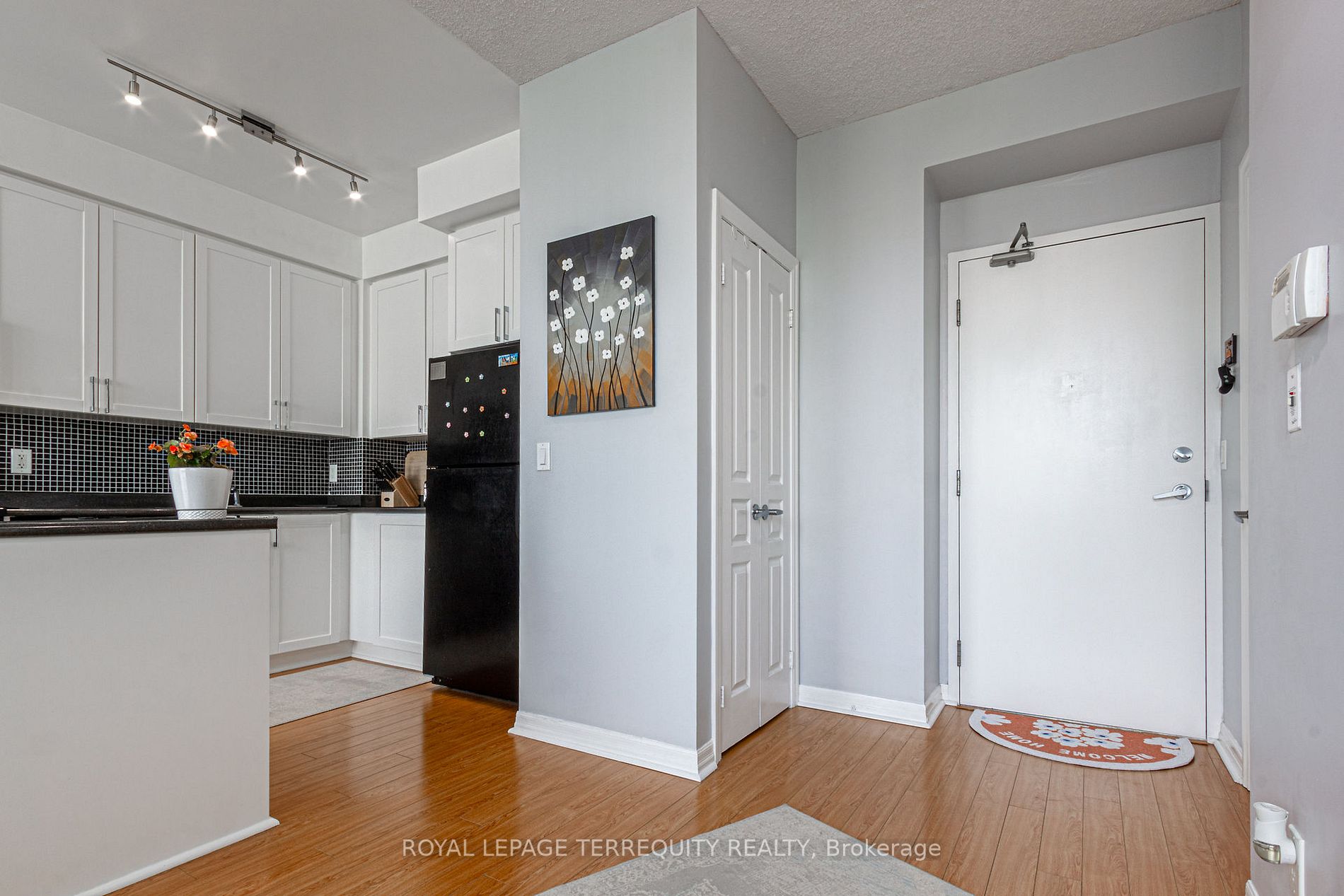 220 Burnhamthorpe Rd W, #905