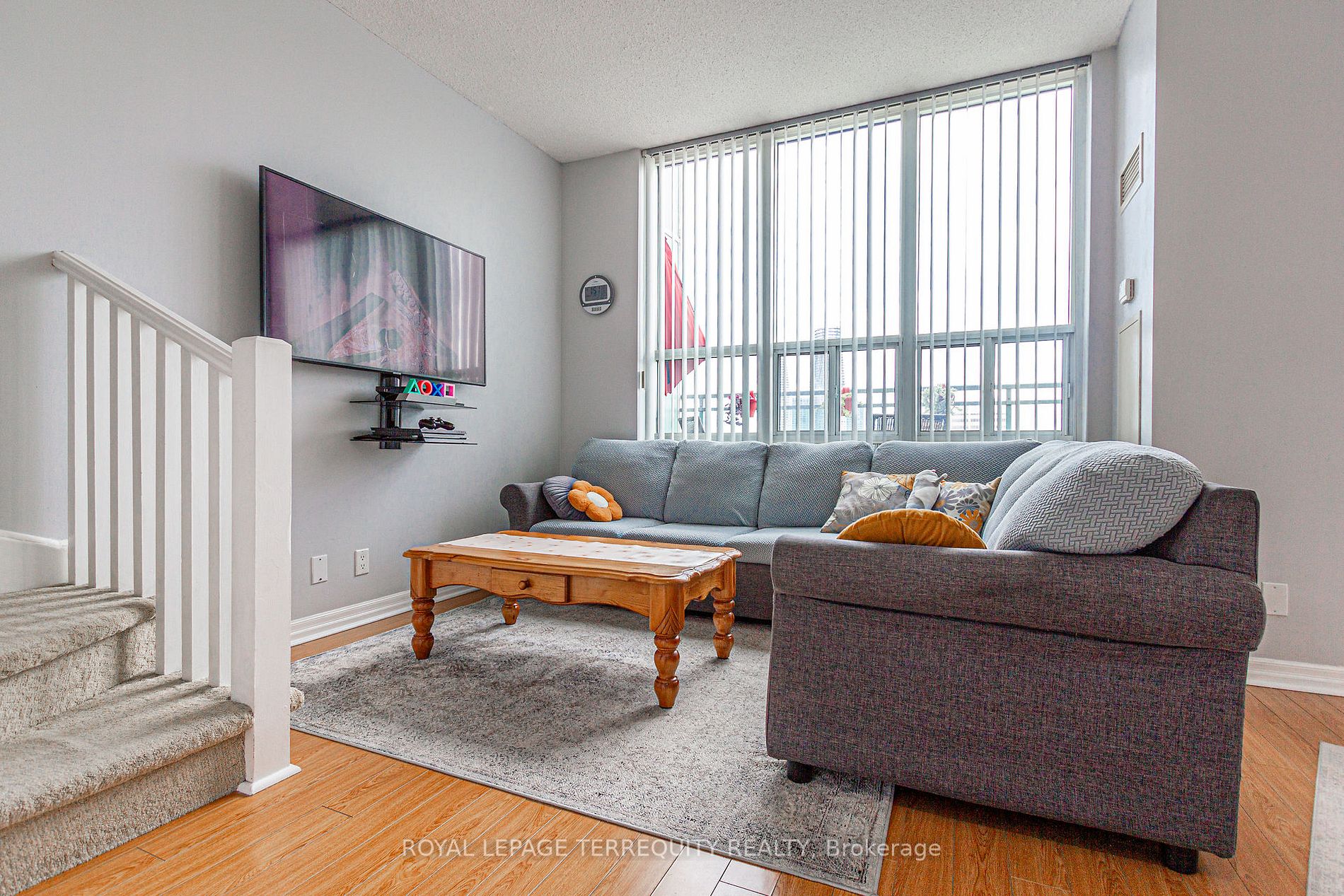 220 Burnhamthorpe Rd W, #905