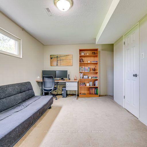 32 Camberley Cres