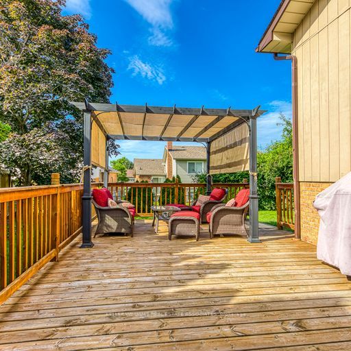 32 Camberley Cres