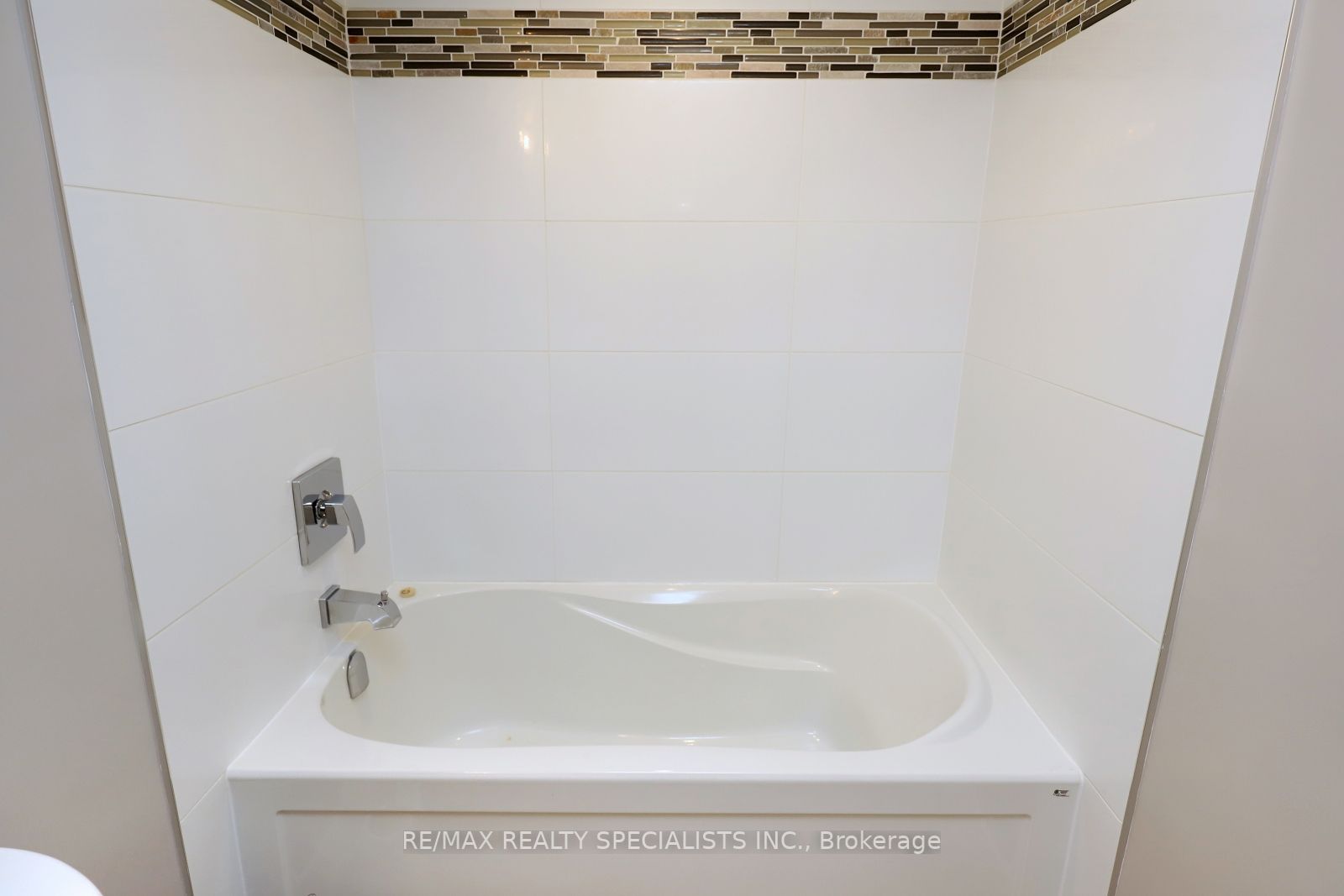 1360 Rathburn Rd E, #705