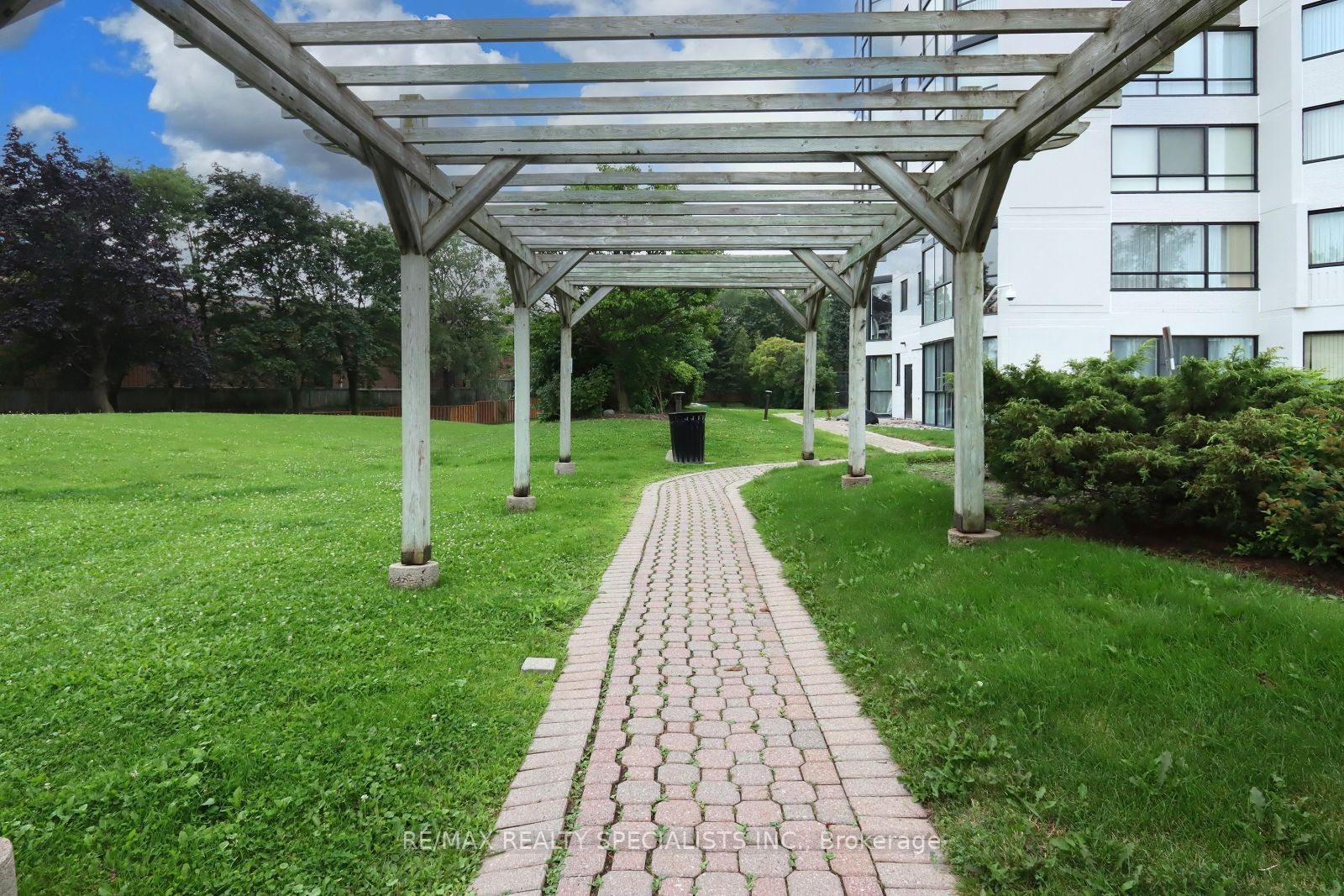 1360 Rathburn Rd E, #705