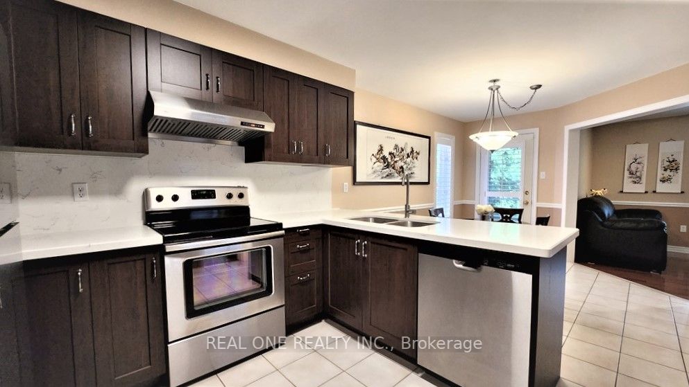 2576 Strathmore Cres