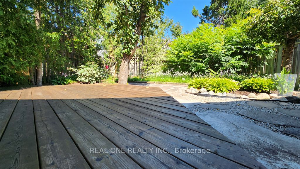 2576 Strathmore Cres