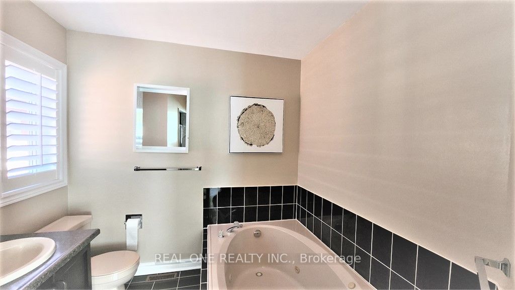 2576 Strathmore Cres