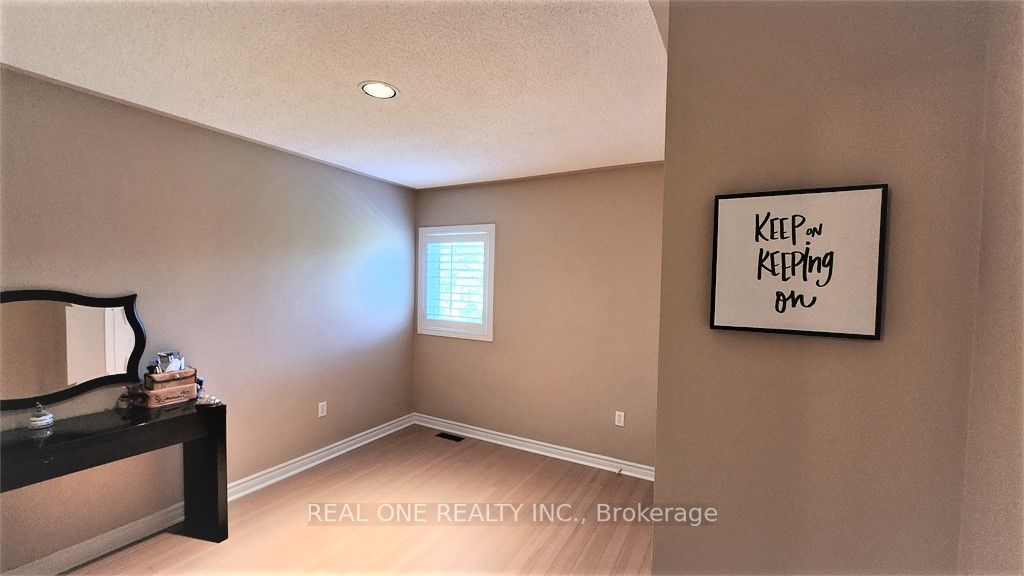 2576 Strathmore Cres