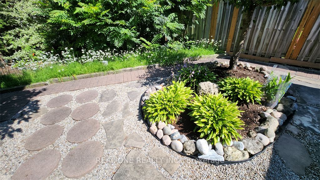 2576 Strathmore Cres
