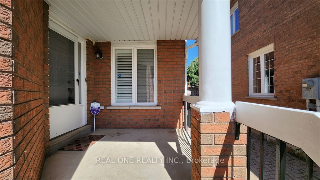 2576 Strathmore Cres