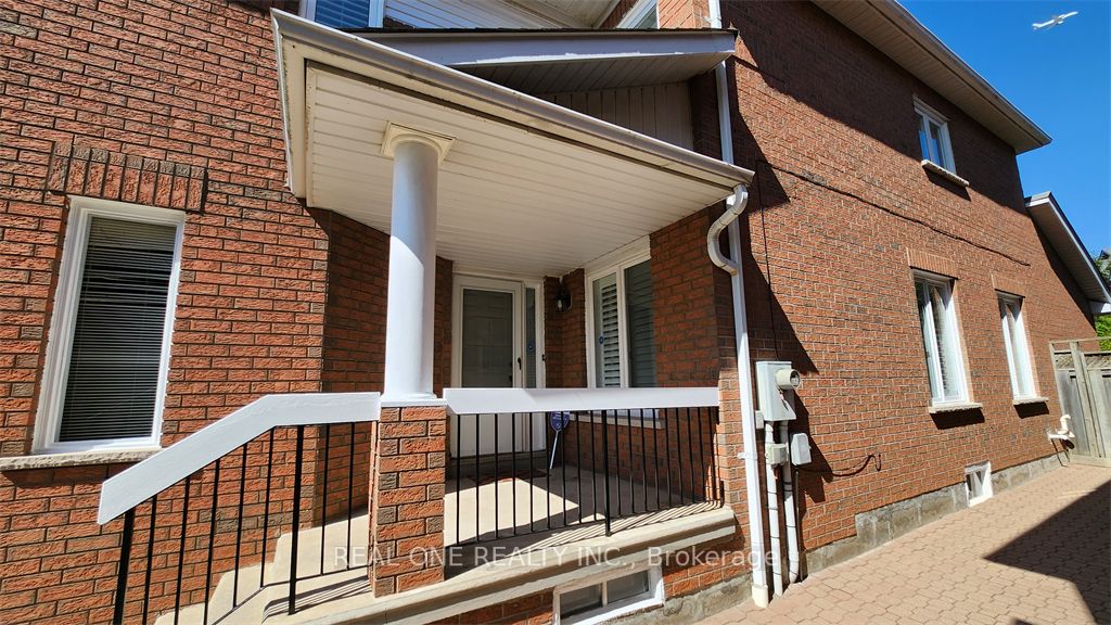 2576 Strathmore Cres