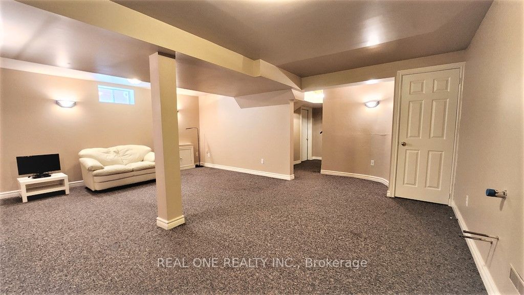 2576 Strathmore Cres