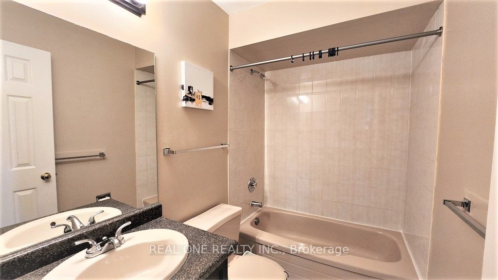 2576 Strathmore Cres