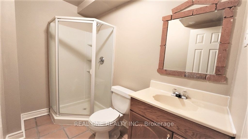 2576 Strathmore Cres