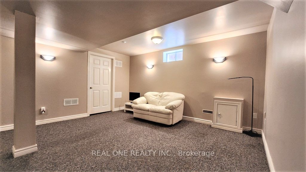 2576 Strathmore Cres