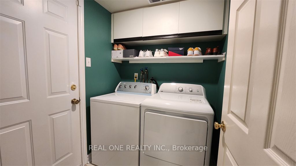 2576 Strathmore Cres