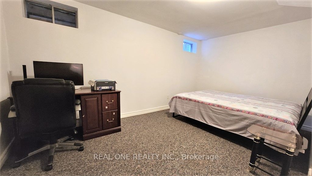 2576 Strathmore Cres