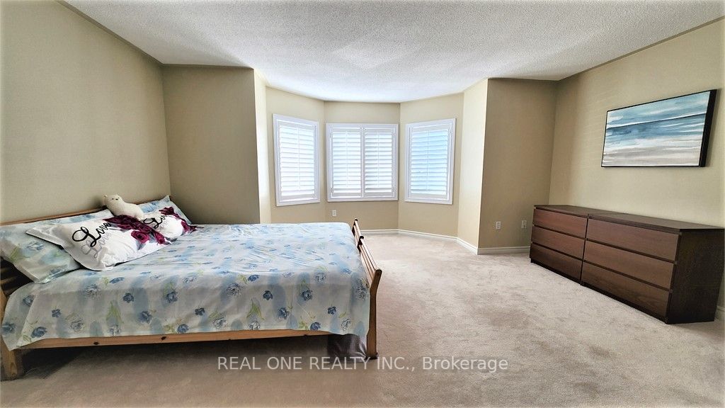 2576 Strathmore Cres